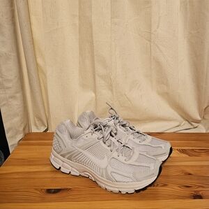 Nike Zoom Vomero 5 Sz 10.5